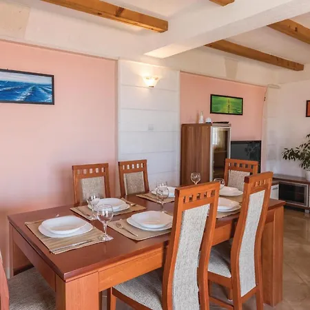 Two-bedroom In Komarna * Klek
