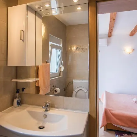 شقة Lovely In Komarna With House Sea View