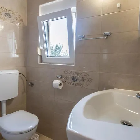 Lovely In Komarna With House Sea View شقة