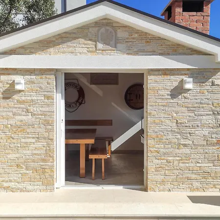 شقة Lovely In Komarna With House Sea View