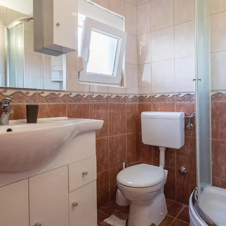 Lovely In Komarna With House Sea View شقة